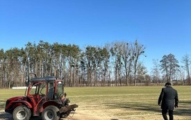 Prace pielęgnacyjne na stadionie w Chełmicy Cukrowni zakończone! 1