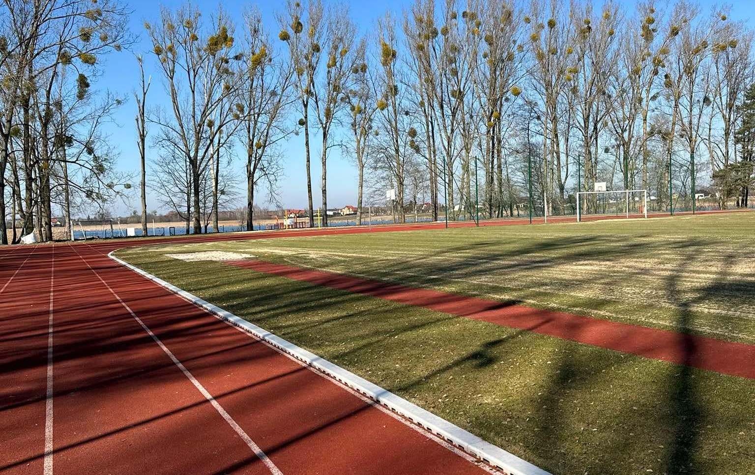 Zdjęcie do Prace pielęgnacyjne na stadionie w Chełmicy Cukrowni zakończone! 